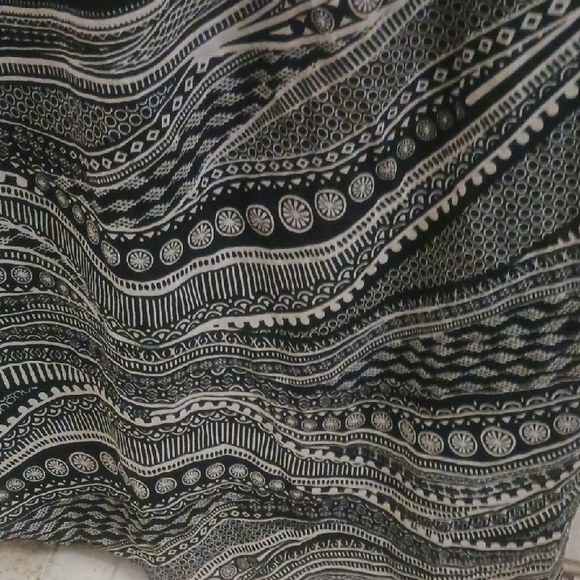 Elegant Black and Gray Patterned Maxi Dress - Picture 7 of 10